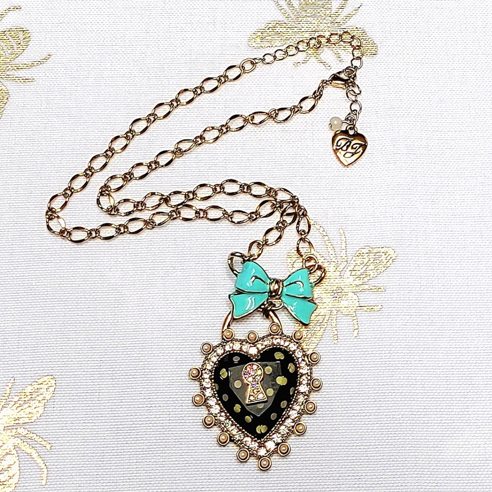 💙💙💙 BETSY JOHNSON HEART NECKLACE 💙💙💙